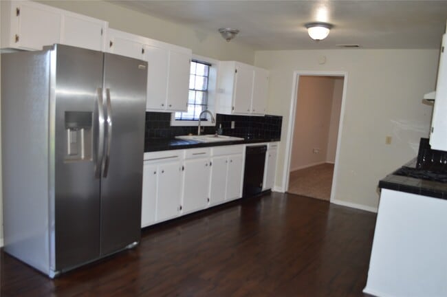 Building Photo - 532 Hollyhock st