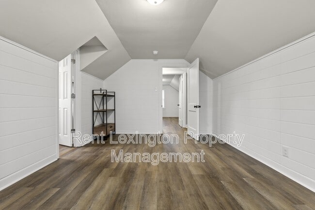 Building Photo - 864 Meadow Ln