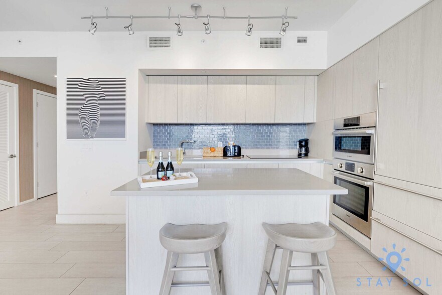 Building Photo - 4010 S Ocean Dr