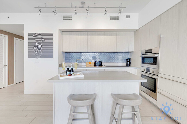 Building Photo - 4010 S Ocean Dr
