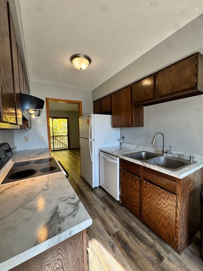 Building Photo - Charming 2 Bedroom Townhome in Cottage Gro...