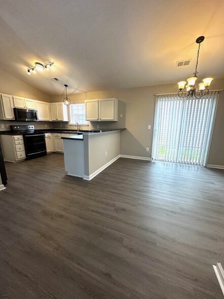 Building Photo - 896 Silvercrest Dr