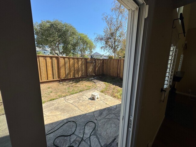 Building Photo - Beautiful 3bd/2.5 bath Townhome