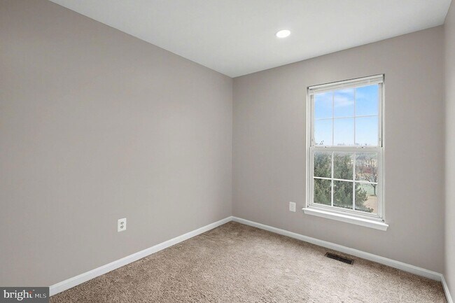 Building Photo - 2003 Paddle Boat Ln