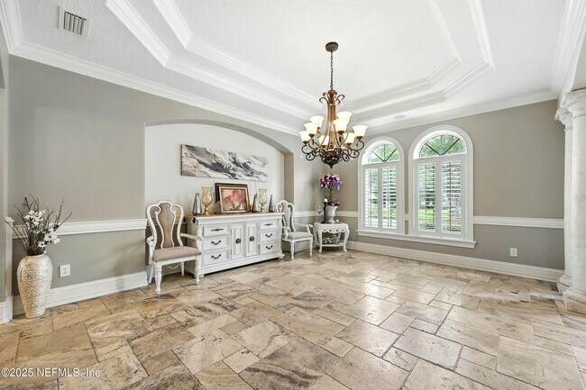 Building Photo - 2061 Crown Dr