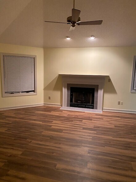 Building Photo - Room in Apartment on Knollwood Dr