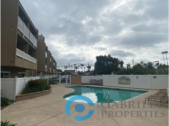 Building Photo - 3030 Suncrest Dr