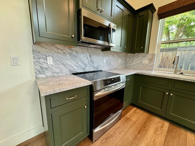 Building Photo - Custom Adorable Cottage Available in Folsom!