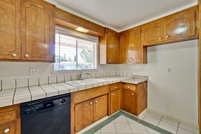Building Photo - 1109 White Cliff Dr