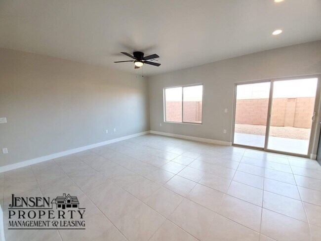 Building Photo - Three Bedroom Red Mountain Vista Town Home