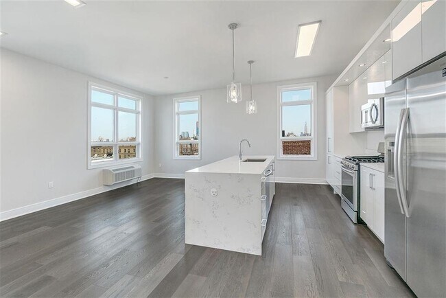 Building Photo - 119 Peter St