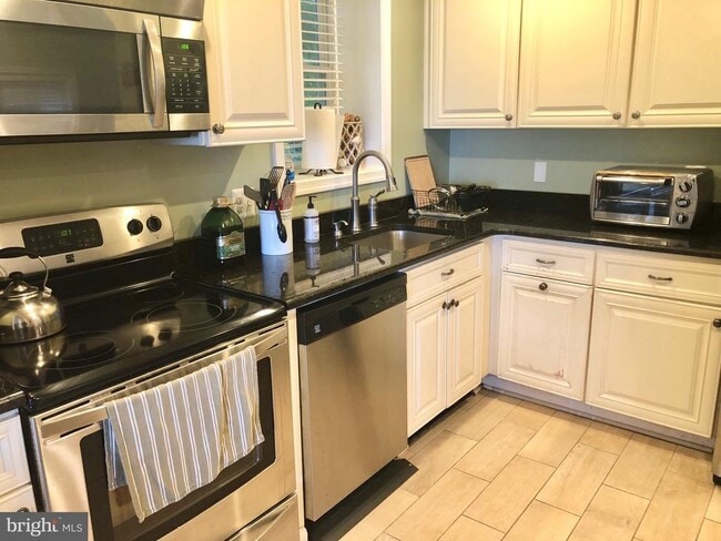 Building Photo - 332 Arbutus Dr