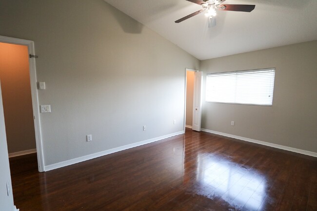 Building Photo - Spacious 3-Bedroom Townhome in Gated Kings...