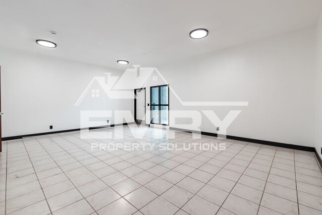 Building Photo - 942 S Gerhart Ave