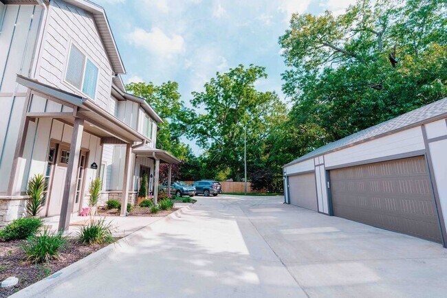 Building Photo - 406 NW Retreat Ln