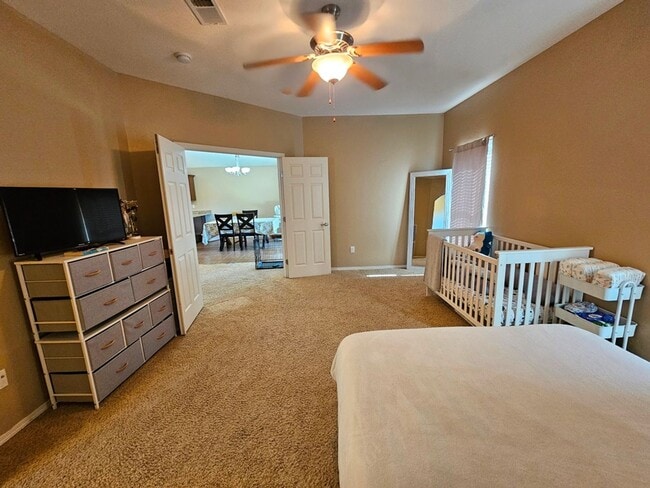 Building Photo - Spacious Golf Course Area Home with 4 Bedr...