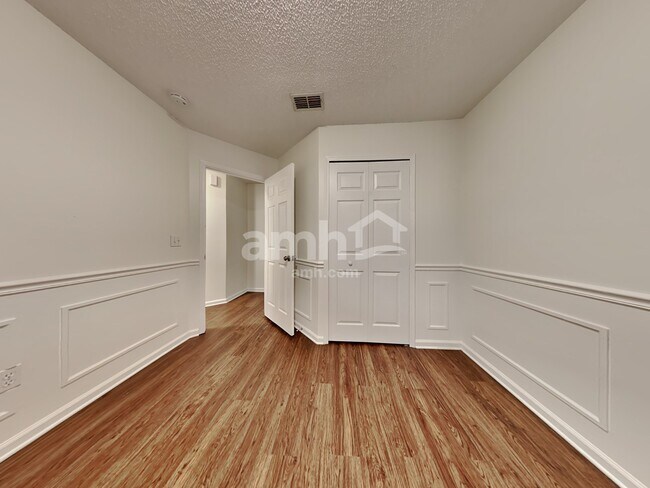 Building Photo - 279 Willow Green Dr