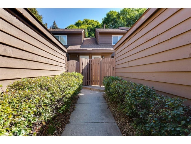 Building Photo - 2458 Crestwood Dr