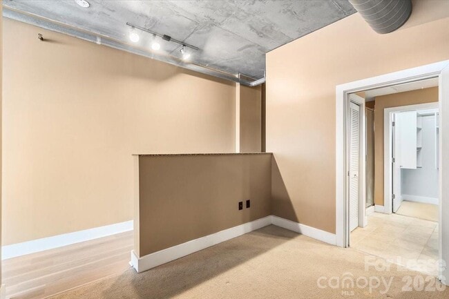 Building Photo - 505 E 6th St