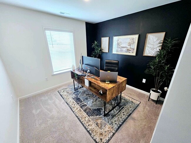 Building Photo - Charming Home!