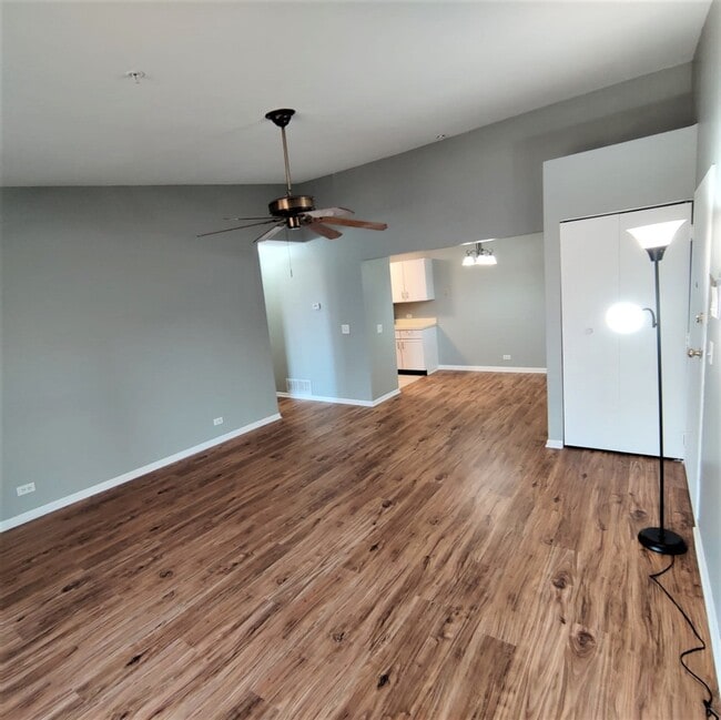 Building Photo - 21W581 North Ave