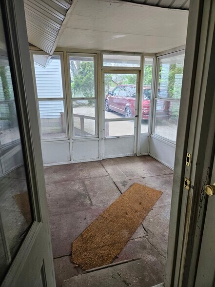 Building Photo - 506 E Hillside Dr