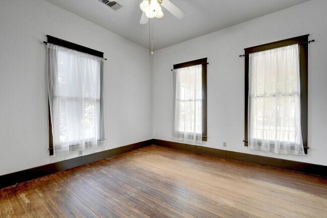 Building Photo - 304 Olive St