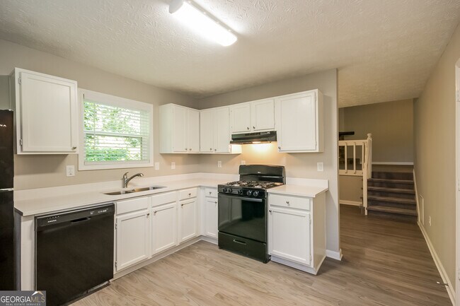 Building Photo - 733 Emerald Forest Cir SW