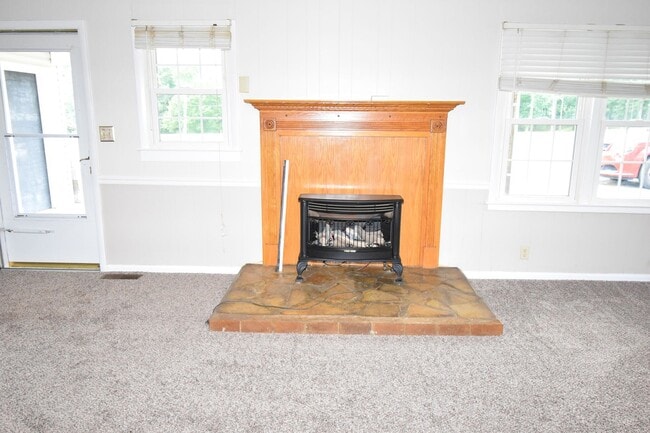 Building Photo - 2 Bedroom Home For Rent in The County!