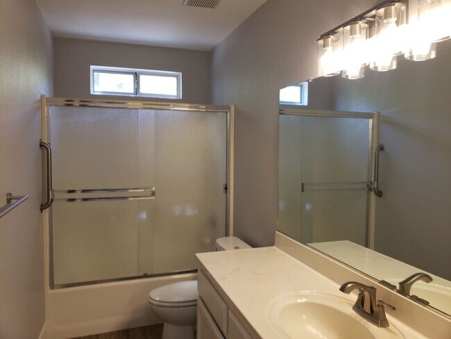 Building Photo - 586 Springer Dr