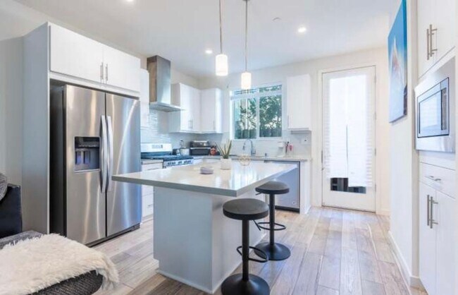 Building Photo - First Month Rent: FREE (with approved lease terms)