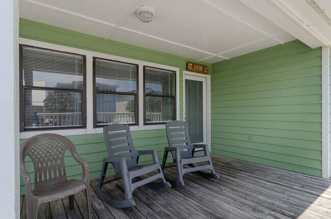 Building Photo - 741 Fort Fisher Blvd N