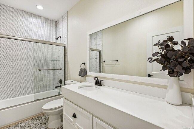 Building Photo - 303 Pendleton Ave