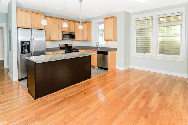 Building Photo - 819 S Morton St