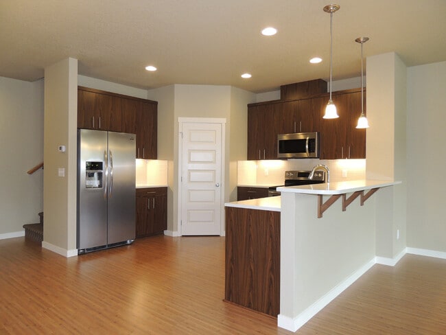 Building Photo - Modern Hawks Prairie Townhome