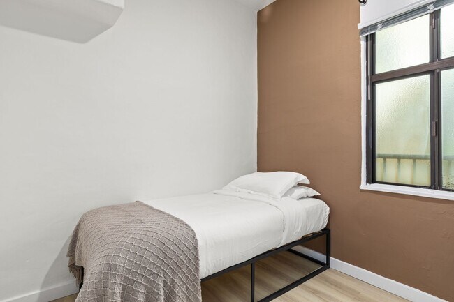 Building Photo - 832 Hilgard Ave