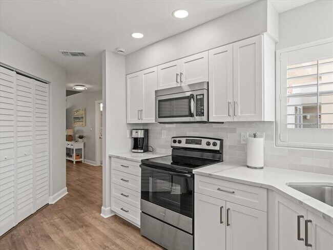 Building Photo - 5900 Bahia Del Mar Cir N