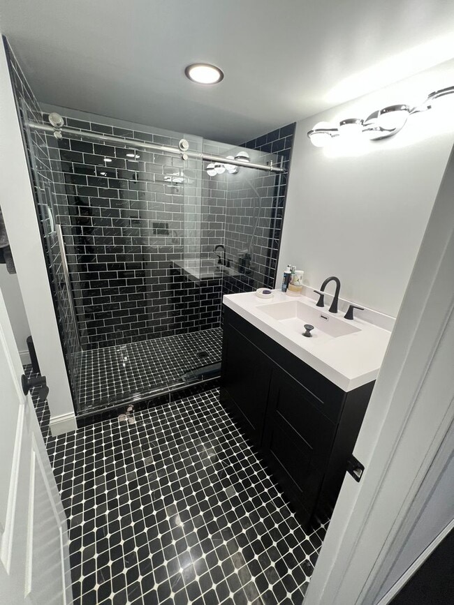 Building Photo - Charming Single Family Home in Brookfield - FIRST MONTH RENT HALF OFF!