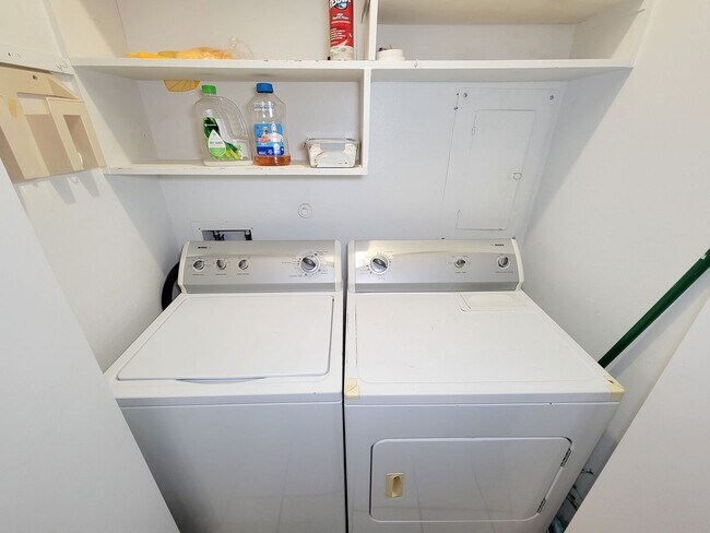 Building Photo - Two bedrooms two 1/2 bath townhome on Galv...