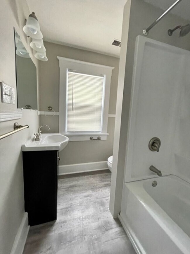 Building Photo - rh420