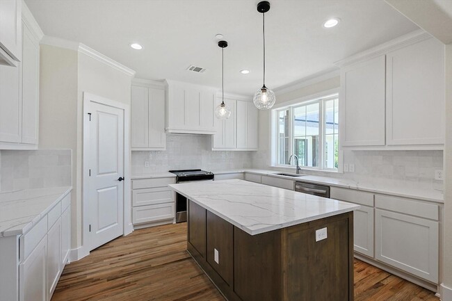 Building Photo - 510 Woodside Trl