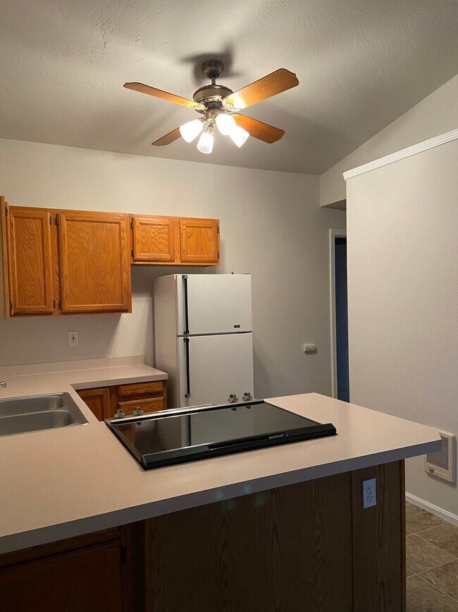 Building Photo - 5998a