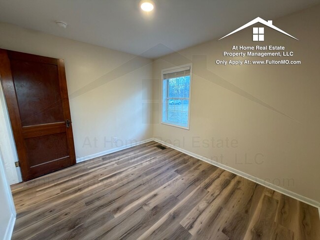 Building Photo - 703 W 7th St