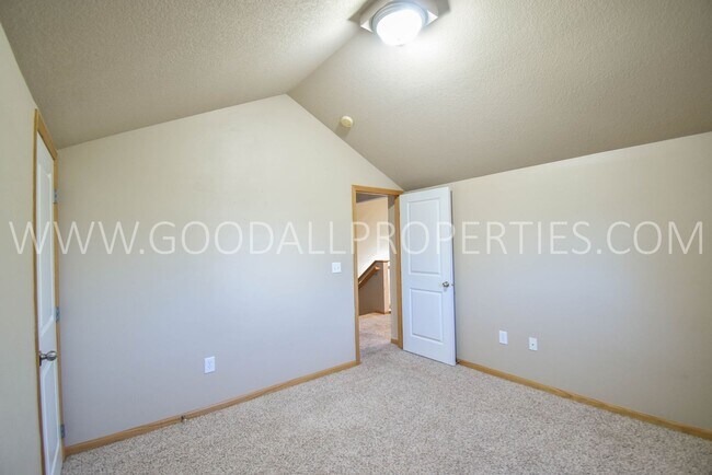 Building Photo - 3 Bedroom, 2.5 Bath 1 1/2 story first floor master suite -Townhome in Urbandale with 2-Car attach...