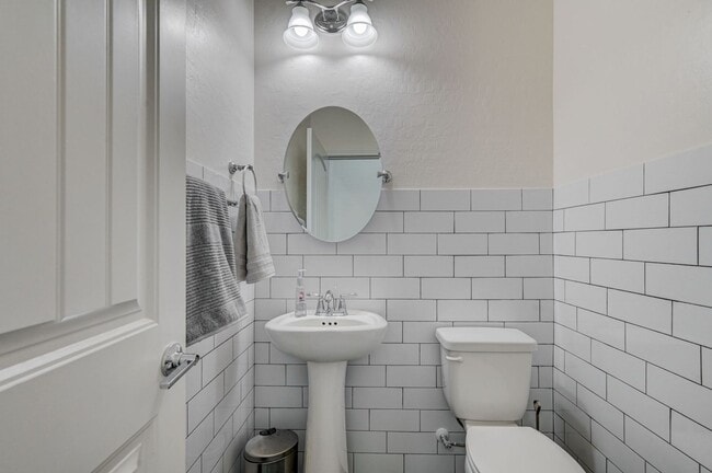 Building Photo - Luxury Single Story 3 Bedroom!