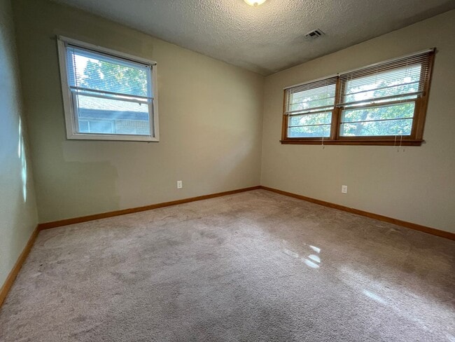 Building Photo - Single Family Home Close to KSU!