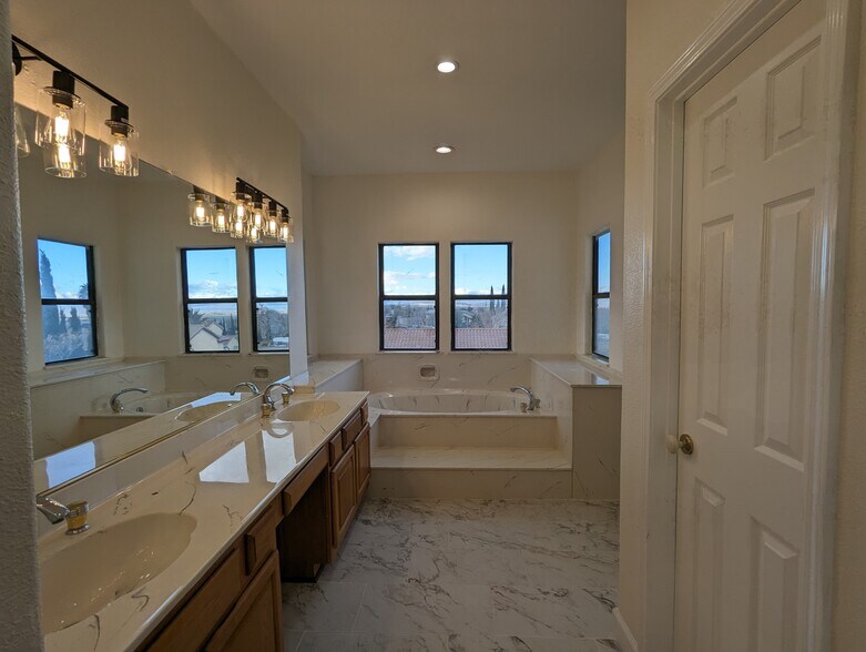 Building Photo - 42057 Parkmont Dr