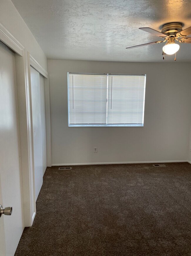 Building Photo - 3-Bedroom 1.5 Bath Twin-Home