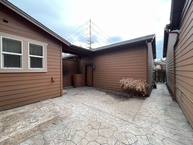 Building Photo - Old Mill Townhome Available 5/15