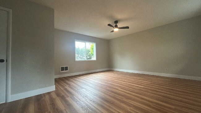 Building Photo - Bend: $2289 Charming 3 Bed 2 Bath Bungalow...